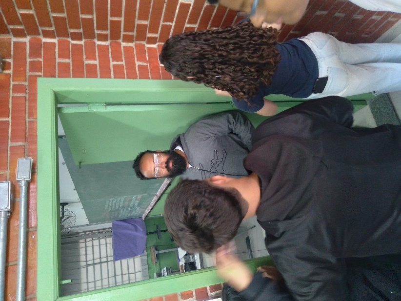 Voluntários conduzindo encontro de formação com jovens