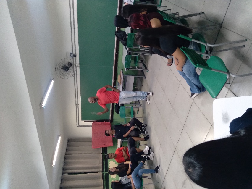 Coordenador conduzindo dinâmica em sala de aula