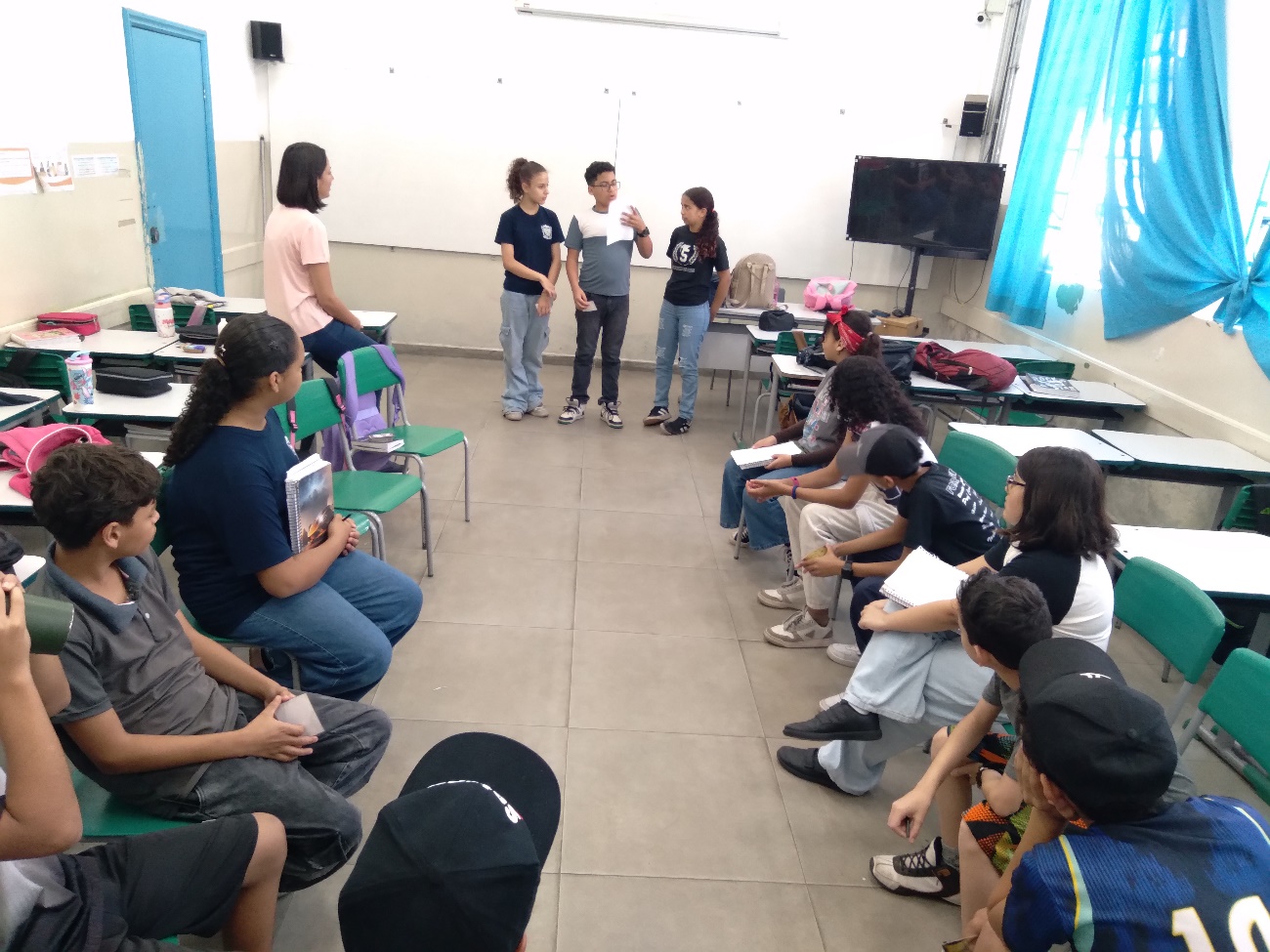 Jovens em círculo durante dinâmica de formação